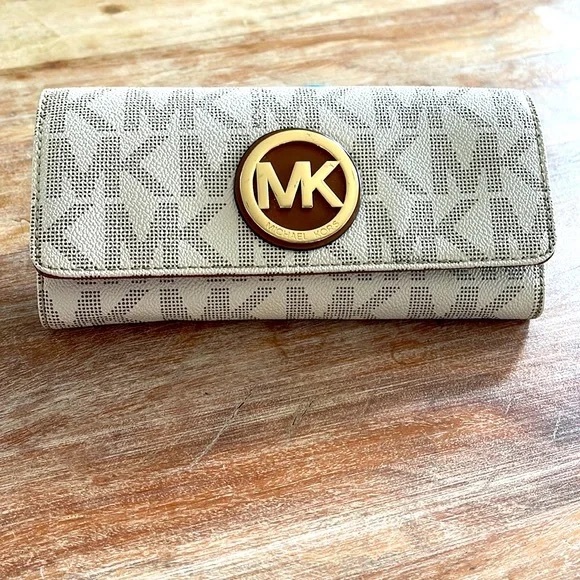 Michael Kors Gold Logo Cream Wallet - Picture 1 of 10